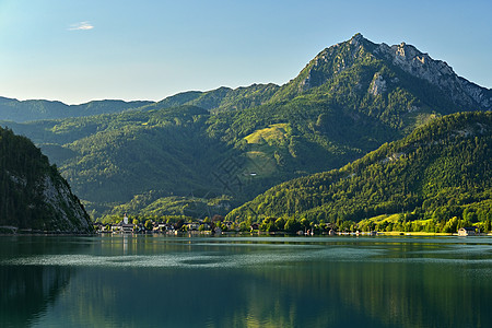 美丽的风景 夏天有湖泊和山地 自然背景多彩 沃尔夫冈湖在奥地利掌声中 农村 欧罗巴图片