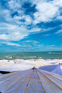 车安海滩一带挤满的大雨伞 海洋 天空 户外的 热的图片