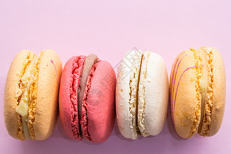 粉红色背景的多彩法国饼干面纱 美味水果 杏仁甜饼 蛋糕面纱 咖啡店 奶油图片