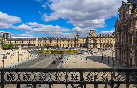 巴黎/法国-2019年4月3日在巴黎卢浮宫博物馆前的广场图片