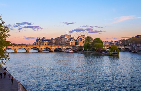 巴黎/法国-2019年4月4日 塞纳河上最古老的桥 Pont Neuf 日落 桥梁背景图片