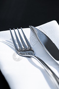在豪华餐馆户外餐厅餐桌上桌边白餐巾 婚礼或盛宴美食菜单和餐饮服务概念的叉子刀 产品 厨房图片