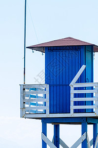 在沙沙沙滩上的蓝色营救小屋 在海边安全放松 阳光明媚的一天 保护 冲浪图片