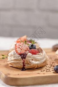 小帕夫洛瓦蛋糕 早餐 酥皮 奶油 可口 烤的 水果 夏天图片