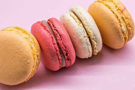粉红色背景的多彩法国饼干面纱 美味水果 杏仁甜饼 蛋糕面纱 面包店 香草图片