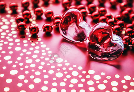 名片设计闪亮透明的心和一组红色的珠子 完美的情人节贺卡背景 红色吨的垂直图像 玻璃 爱背景