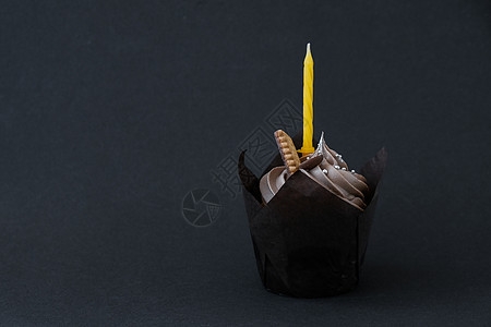 美味的巧克力蛋糕 奶油和蜡烛 在黑暗背景上 巧克力松饼 生日蛋糕派对 可口 甜点图片