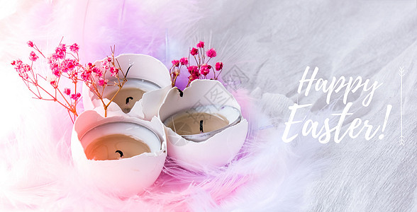 复活节快乐刻字贺卡文本 白蛋壳与里面蜡烛的组成 有鸟羽毛的明亮的复活节装饰品 柔和的颜色图片