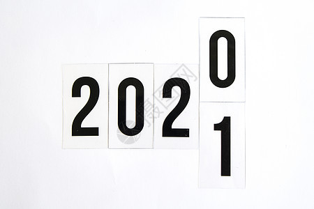 2020年变成2021年木箱里的字 白色背景概念新年快乐图片