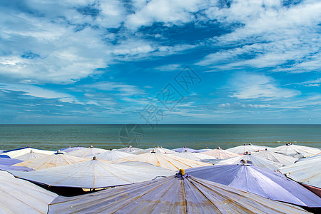 车安海滩一带挤满的大雨伞 海洋 夏天 旅行 美丽图片