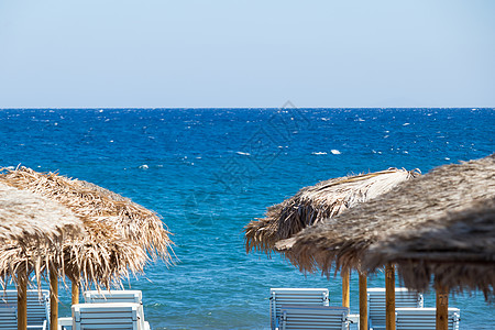 圣托里尼海边带雨伞和甲板椅的海滩 卡马里 夏天图片