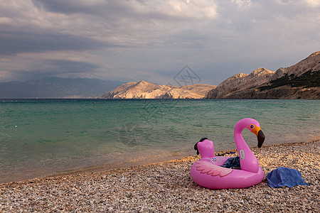 游泳充气环 在海滩上配着火烈酒设计 自然 欧洲图片