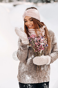 冬天穿毛衣的女孩 手拿着花束的姑娘 站在大雪地里 花朵 欧洲图片