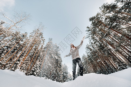 冬天穿毛衣和手套的女孩 站在被雪覆盖的背景上 爱 连指手套图片