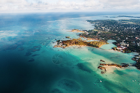 毛里求斯岛北部 东北部海岸的航拍图 从上面拍摄的毛里求斯岛美丽的泻湖 两艘双体船和一艘快艇在绿松石泻湖中航行 旅游 海景图片