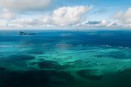 毛里求斯岛北面东北海岸的空中图象 毛里求斯岛美丽的环礁湖从上方拍摄而来 沙滩椅 天线图片