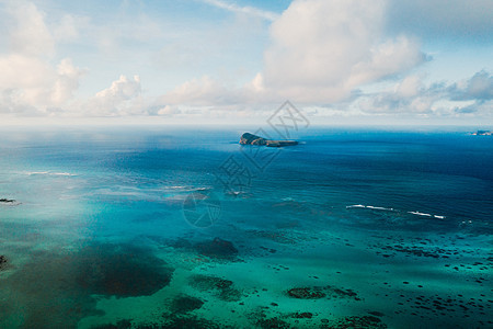 毛里求斯岛北面东北海岸的空中图象 毛里求斯岛美丽的环礁湖从上方拍摄而来 伞 沙滩椅图片
