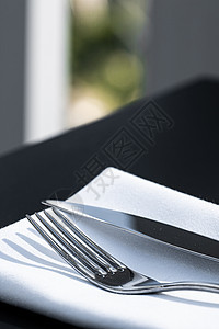 在豪华餐馆户外餐厅餐桌上桌边白餐巾 婚礼或盛宴美食菜单和餐饮服务概念的叉子刀 食物 环境图片