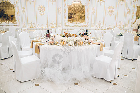 在城堡的桌子上装饰着鲜花的婚桌装饰 烛光晚餐的餐桌布置 浪漫 玻璃图片