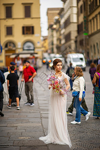 意大利佛罗伦萨的一位新娘穿着婚纱 她手上拿着威尼斯面具 历史 美丽图片