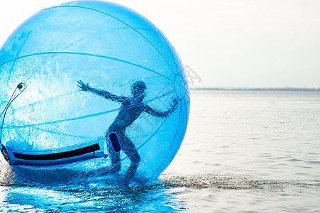 一个女孩在充气的吸引力中 以海面球的形式出现 透明的 假期图片