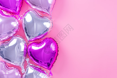 情人节最小设计概念 — 美丽的真心形箔气球隔离在淡粉色背景 顶视图 平躺 摄影上方 天 相片图片