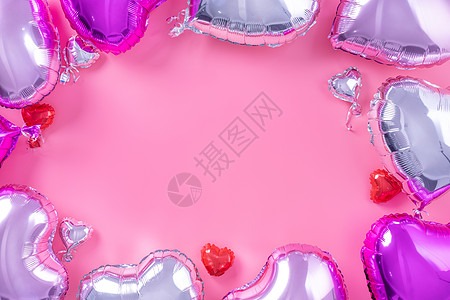 情人节最小设计概念 — 美丽的真心形箔气球隔离在淡粉色背景 顶视图 平躺 摄影上方 周年纪念日 庆祝图片