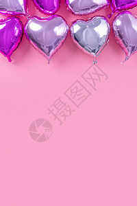 情人节最小设计概念 — 美丽的真心形箔气球隔离在淡粉色背景 顶视图 平躺 摄影上方 生日 邀请函图片