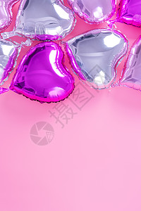 情人节浪漫的设计理念-美丽的真心形箔气球隔离在淡粉色背景 顶视图 平躺 摄影上方 销售 天图片