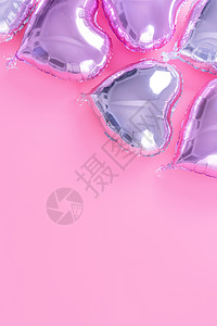 情人节浪漫的设计理念-美丽的真心形箔气球隔离在淡粉色背景 顶视图 平躺 摄影上方 快乐的 爱图片