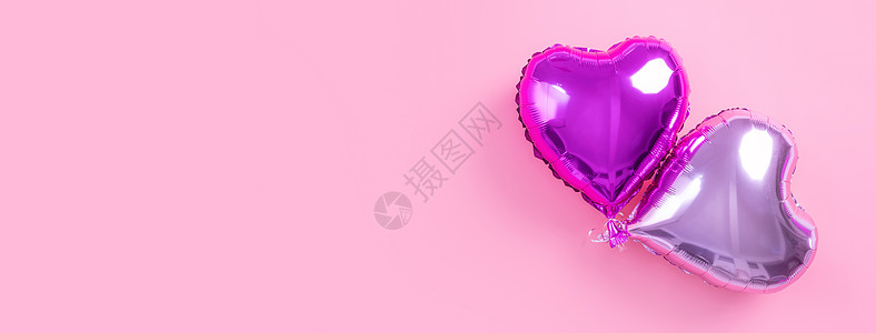 情人节最小设计概念 — 美丽的真心形箔气球隔离在淡粉色背景 顶视图 平躺 摄影上方 爱 桌子图片