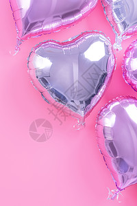 情人节最小设计概念 — 美丽的真心形箔气球隔离在淡粉色背景 顶视图 平躺 摄影上方 快乐的 邀请函图片