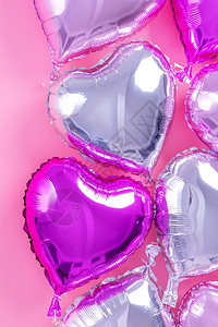 情人节最小设计概念 — 美丽的真心形箔气球隔离在淡粉色背景 顶视图 平躺 摄影上方 高架 快乐的图片