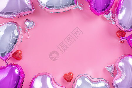 情人节最小设计概念 — 美丽的真心形箔气球隔离在淡粉色背景 顶视图 平躺 摄影上方 邀请函 母亲图片