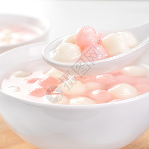 唐家宝 丹吉昂 美味的红白大米球 在一小碗里 亚洲传统节日食品 为中国冬令节提供 关闭 大理石 食物图片