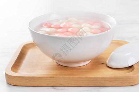 唐家宝 丹吉昂 美味的红白大米球 在一小碗里 亚洲传统节日食品 为中国冬令节提供 关闭 食物 文化图片