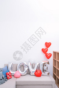 情人节 母亲节惊喜设计理念 将爱情气球和礼物放在背景为白墙的沙发上 婚礼 房子图片
