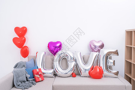 情人节 母亲节惊喜设计理念 将爱情气球和礼物放在背景为白墙的沙发上 假期 蓝色的图片