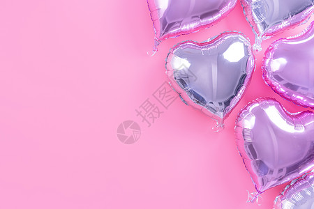 情人节最小设计概念 — 美丽的真心形箔气球隔离在淡粉色背景 顶视图 平躺 摄影上方 平铺 柔和的图片