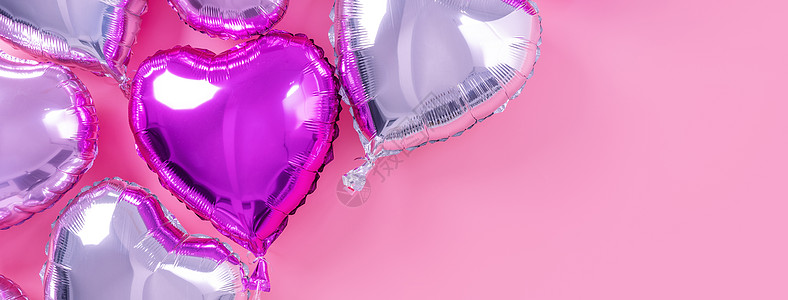 情人节浪漫的设计理念-美丽的真心形箔气球隔离在淡粉色背景 顶视图 平躺 摄影上方 挫败 乐趣图片