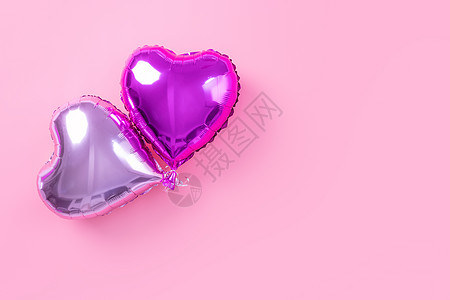 情人节最小设计概念 — 美丽的真心形箔气球隔离在淡粉色背景 顶视图 平躺 摄影上方 假期 浪漫图片