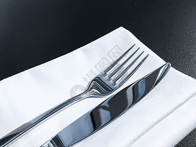 在豪华餐馆户外餐厅餐桌上桌边白餐巾 婚礼或盛宴美食菜单和餐饮服务概念的叉子刀 早餐 夏天图片