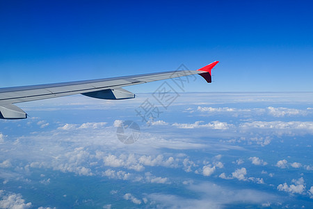 从飞机上看见的云和蓝天空 引擎 精彩的 假期 宇宙图片