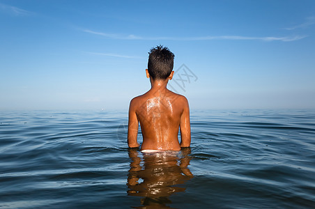 男孩在海中洗澡 蓝色的 活动 喜悦 休息 海滩 夏天图片