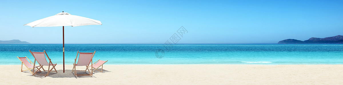 坐在甲板椅子上的阳光下的热带沙滩上放松 蓝色的图片
