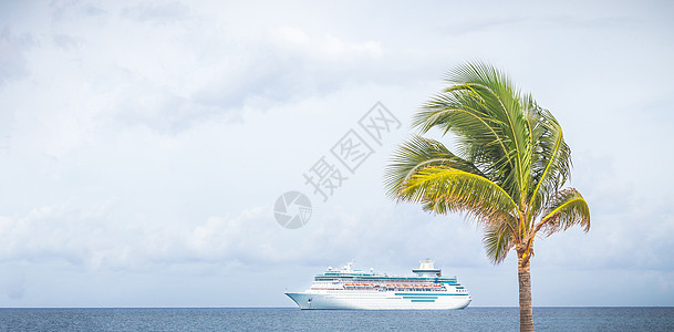 拿骚 巴哈马 — 2014 年 9 月 6 日 皇家加勒比的船 2014 年 9 月 6 日在巴哈马港航行 救生艇 衬垫图片