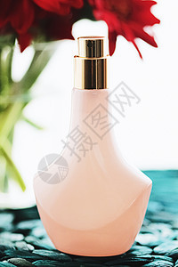 旧粉粉和金香水瓶 美容和化妆品 奢华 花朵 简约的背景图片