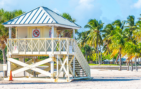 阳光明媚的一天 克里登公园海滩上的救生塔 关键毕斯凯恩 佛罗里达州迈阿密图片