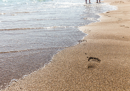沙中脚印 赤脚 太阳 海岸线 打印 水 小路 支撑图片