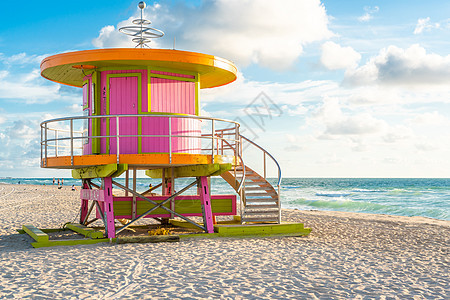 美国佛罗里达州迈阿密海滩日出时有小屋图片
